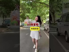 Vermicelli ve makarna sebze ve marine edilmiş yumurta ile