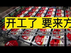 Yang Zhang Gui'nin anlık erişte paketleme atölyesi.