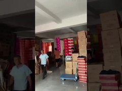 Yang Zhang Gui Instant Noodles'i teslim etme coşkusuna güneşin sıcaklığı karşı koyamıyor.