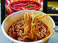203g Fırın Instant Noodles Hot Pot Tatlısı ve Sebze Malzemeleri