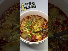 Kaynar su ile pişirme yöntemi Karıştırılmış anlık ramen erişte ile yumurta süper baharatlı seviyede