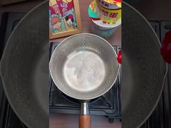 Cooking the instant noodles in a simple way 