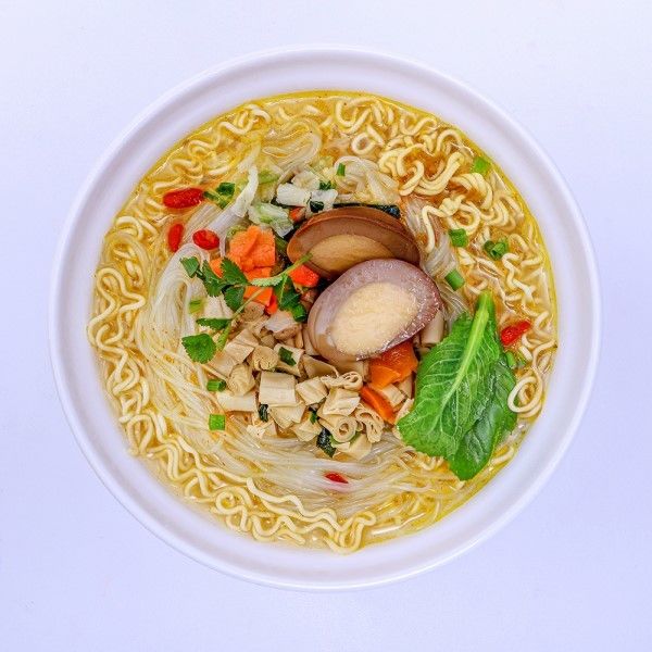 Vermicelli ve zengin meyve suyu tadı olan erişte baharatlı anlık erişte