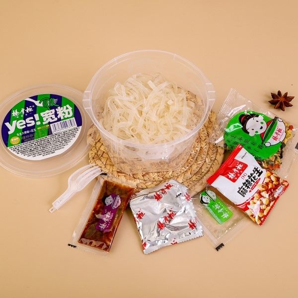 Kaynar Su 5 Mins Geniş Düz Vermicelli Yer fıstığı ve Geniş Vermicelli ile anlık erişte