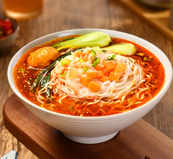 Lezzetli Acı ve baharatlı Instant Noodles Çorba Vermicelli ve Noodles 12 Aylık Sıcak ve Acı Instant Noodles
