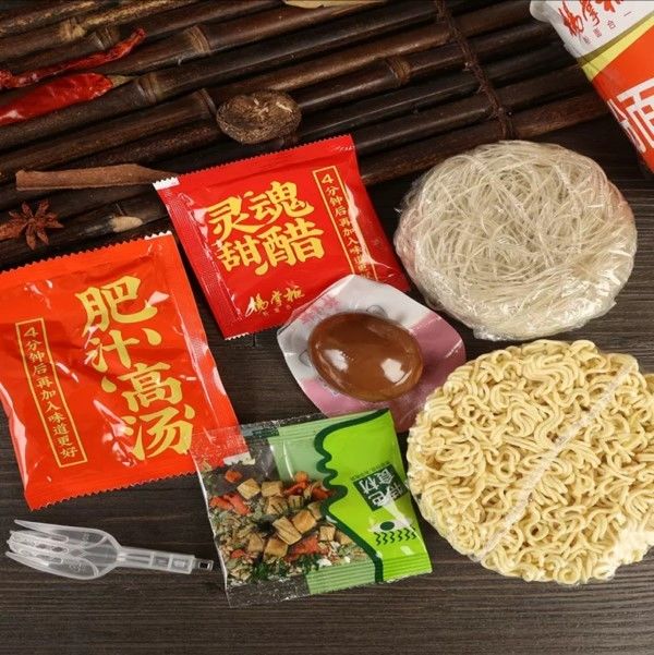 Zengin Hong Kong tarzı meyve suyu lezzetli vermiselli ve anlık erişte 200 gram baharatlı ve tatlı soslu
