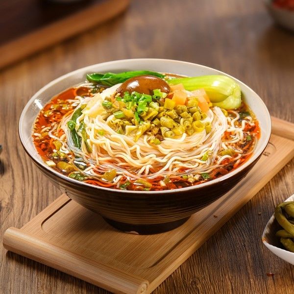 Kokulu baharatlı ekşi fasulye tadı Vermicelli ve zengin malzemeleri olan anlık erişte çorbası