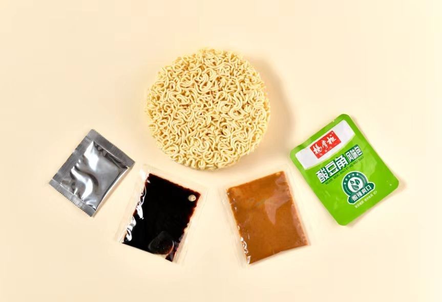 Wuhan kuru anlık erişte ((Müzikli Sezam Soslu Karışık Erişte) OEM Kabul edilebilir 158g*12