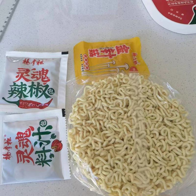 Baharatlı Tadı Anlık Noodle Bowl Cup Noodles Yapay lezzet ve renksiz hızlı ve kolay yemekler