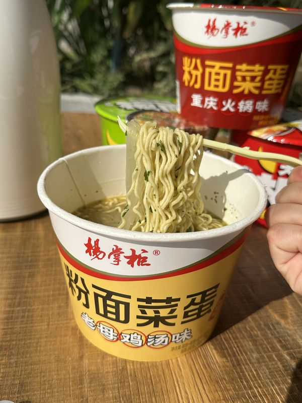 Kaynar su ile pişirme yöntemi Karıştırılmış Instant Ramen Noodle Noodle 182g ve Malzemeler Noodle
