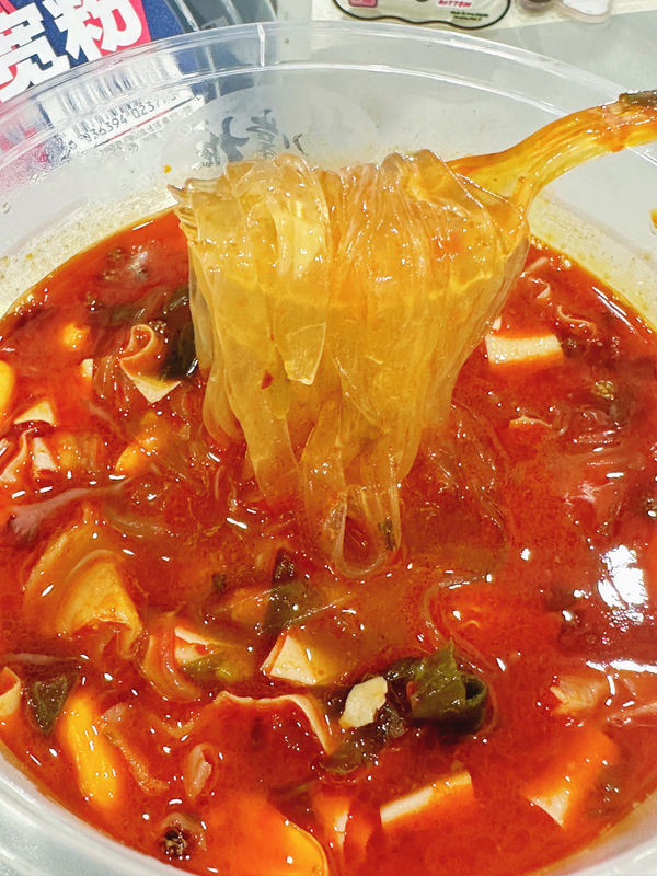 Chongqing Sour And Spicy Flavor Cup Noodles With Vermicelli Hot Level Spicy And Ingredients Vermicelli Çikolatalı ve baharatlı tatlı erişte