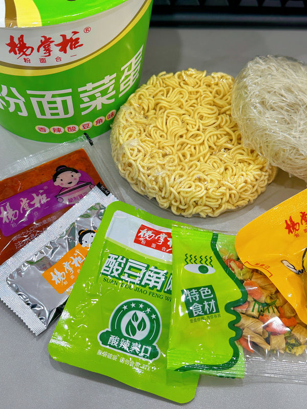 192g Karıştırılmış Anlık Ramen Noodle Yemek Yöntemleri Kaynar Su Asya mutfağı severler için mükemmel