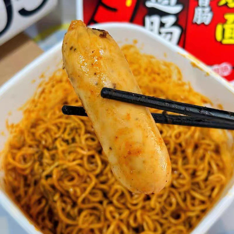 Kağıt Kutusu Paketleme Koreli Sıcak Tavuk Noodles Çok Sıcak Siyah Biber Gerçek Sosis