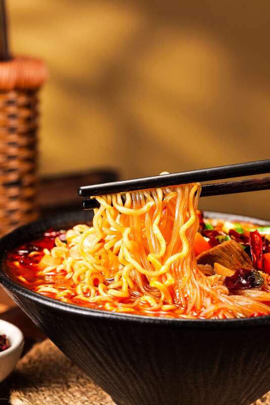 92g12 Cup Noodles Chongqing Mala Aroması Sebze Malzemeleri Anlık Noodles Etkinlik Yemek ve Misafirperverlik Hizmetleri için idealdir