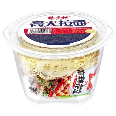 Sağlıklı bir yemek için lezzetli ve besleyici malzemelerle kızartılmamış Ramen Instant Noodles